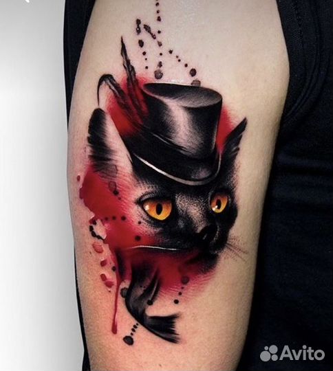 Модель на цветное тату