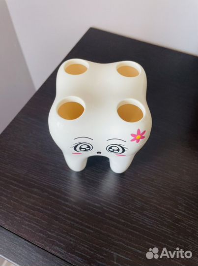 Подставка под зубные щетки в форме зуба