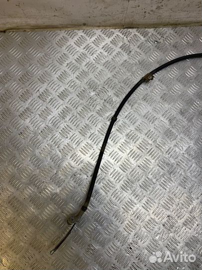 Трос ручного тормоза правый Nissan Tiida C11