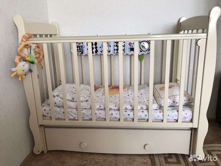 Детская кроватка с маятником и ящиком