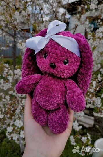 Вязаная игрушка Зайка