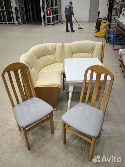 Кухонный уголок со столом и стульями