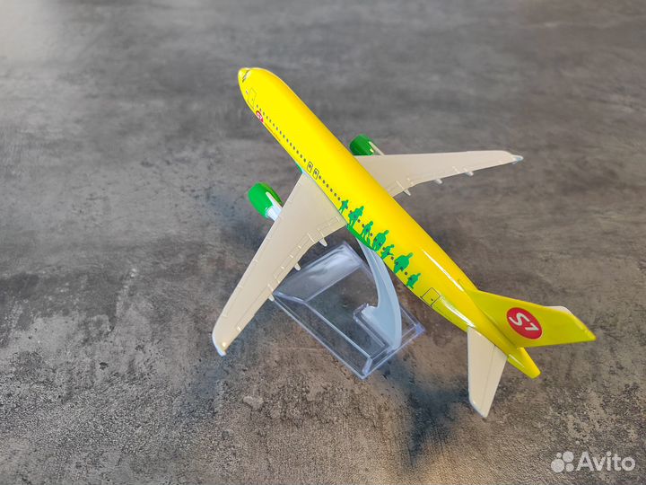 Модель самолета Airbus A320 авиакомпании S7