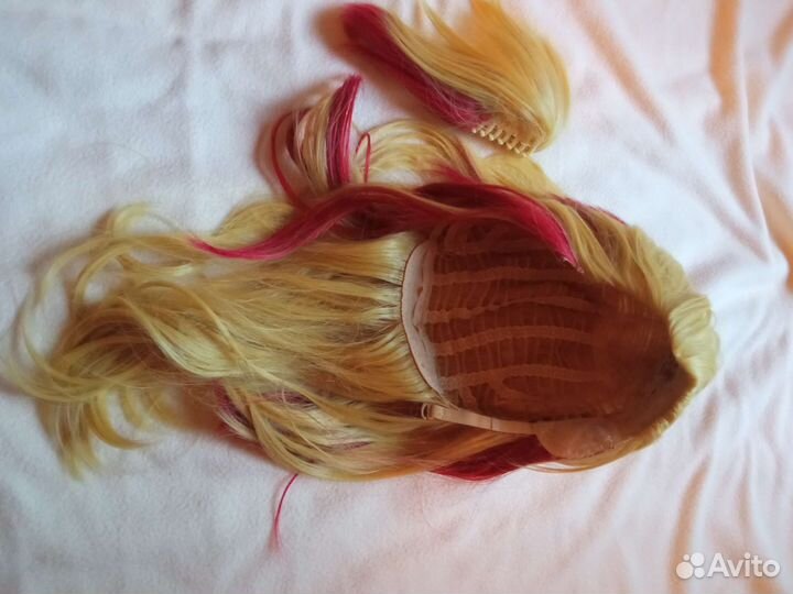 Парик блонд с красными перьями унисекс
