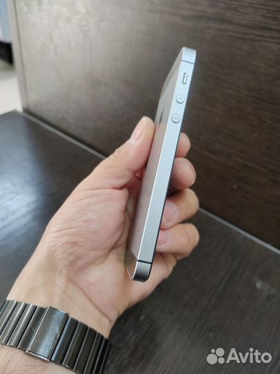 iPhone SE, 32 ГБ