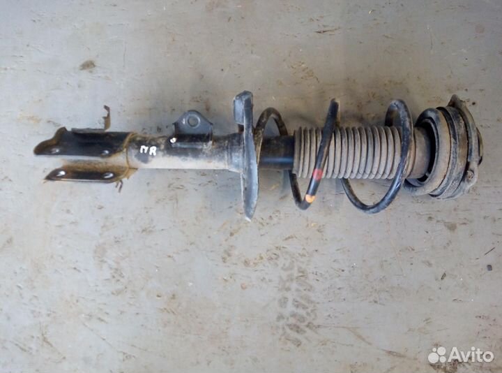 Амортизатор передний правый Nissan Juke (2011-2019