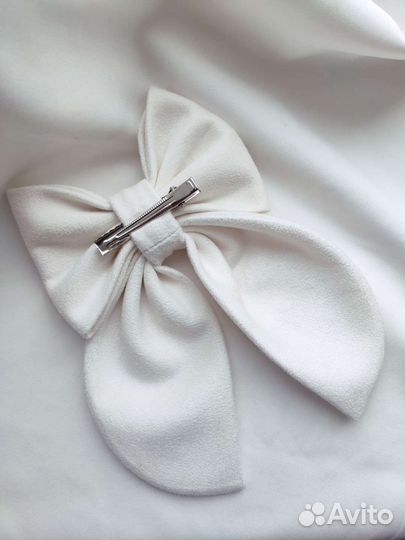 Бант с вышивкой ручной работы