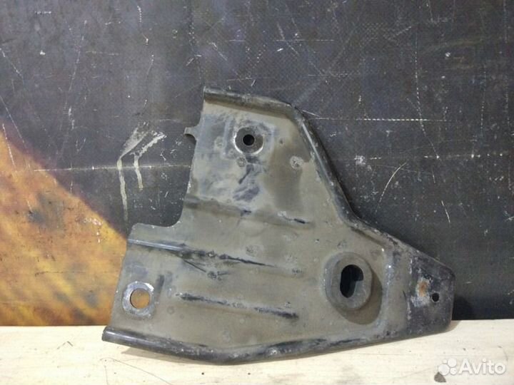 Крепление радиатора правое Lincoln Navigator 5.4L