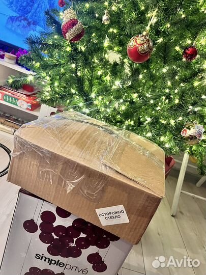 Детские вещи и бутылка подсвечник