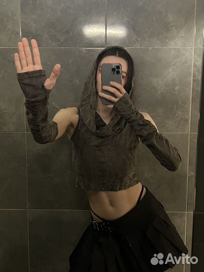 Топ укороченный с капюшоном и рукавами y2k