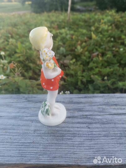 Статуэтка Фарфор лфз девочка с цветами
