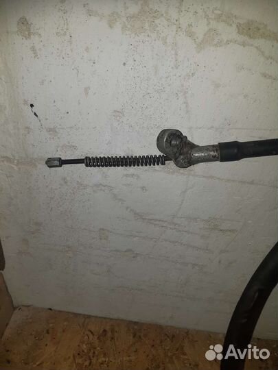 Трос ручного тормоза правый Nissan Tiida