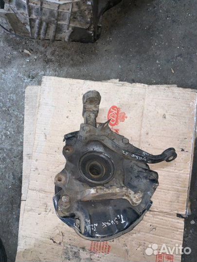 Ступица передняя левая Toyota Hilux Surf KZN130