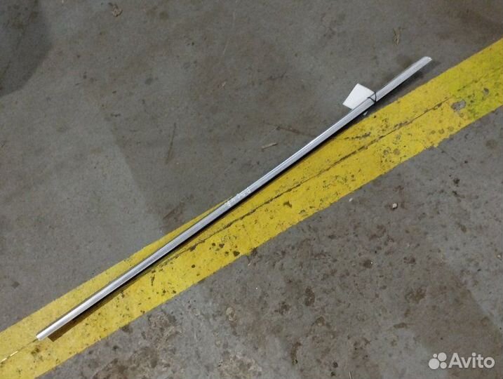 Молдинг стекла передний правый Volkswagen Passat