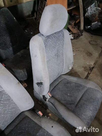 Передние сиденья nissan primera P 11