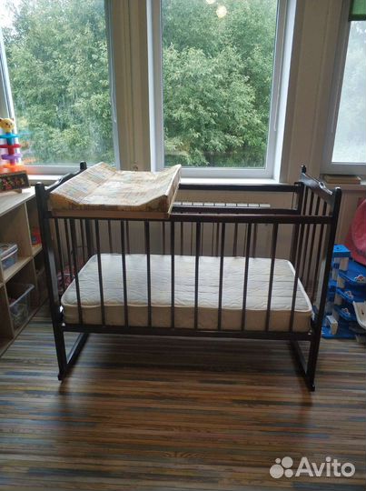 Кроватка детская с матрацом и пеленальным столиком