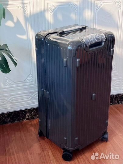 Чемодан на колесах Rimowa Trunk