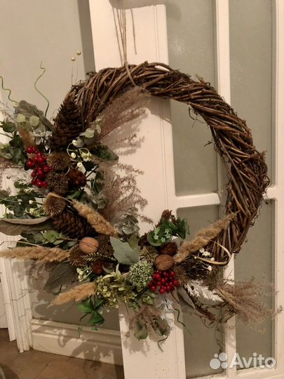 Композиция из искусственных цветов, венок на дверь