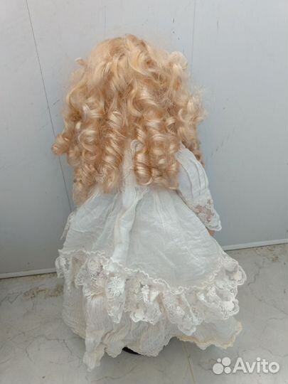 Фарфоровая кукла