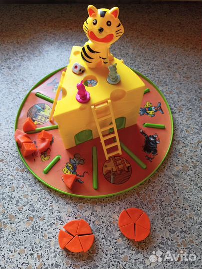 Игра,кот и мыши. Охота за сыром