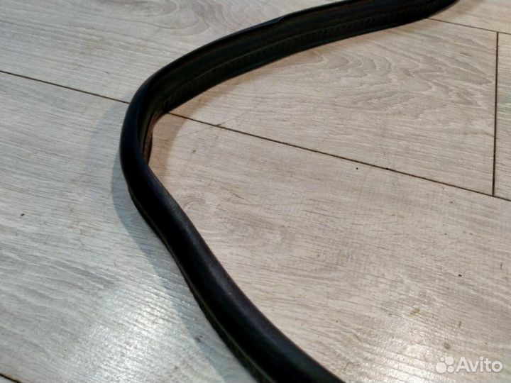 Уплотнительная резинка капота Mercedes-Benz