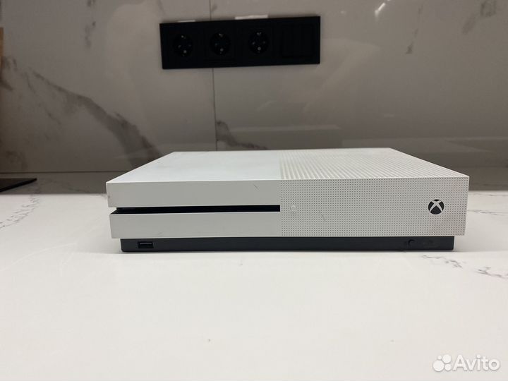 Xbox One s 2 геймпада 1tb