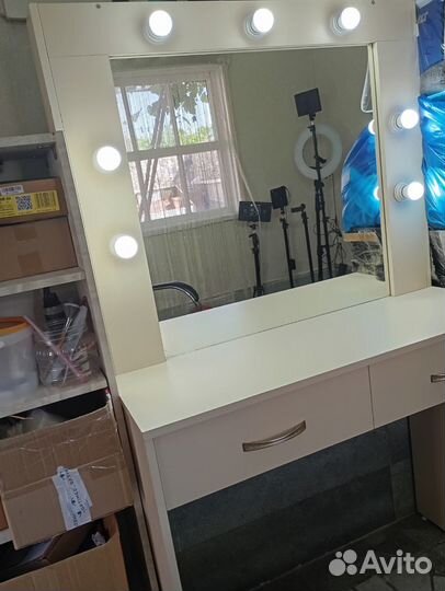 Гримерный стол визажиста и стул парикмахера
