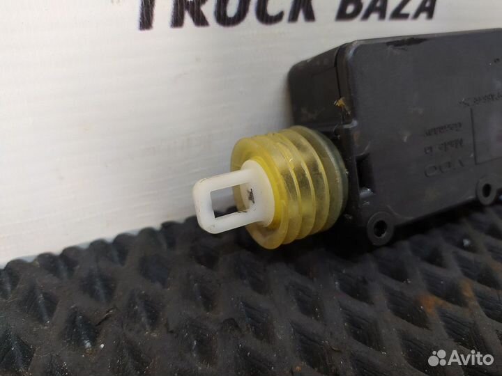 81626800121 Актуатор замка правый