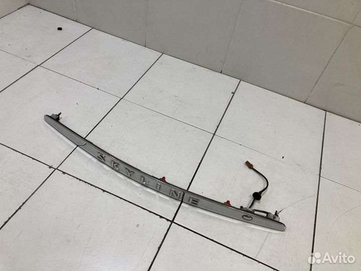 Накладка двери багажника Nissan Skyline Crossover