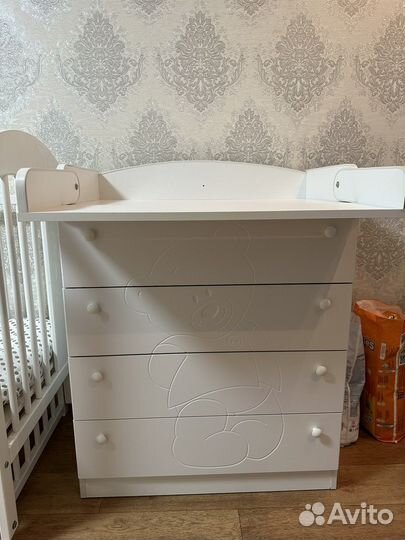 Кроватка,комод и качели. Плюс матрасы