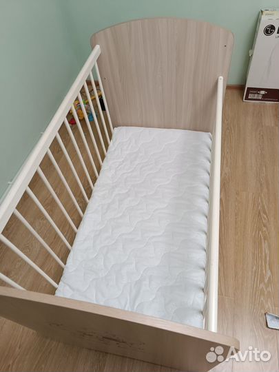 Детская кроватка с маятником и ящиком