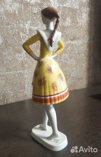 Статуэтка Hollohaza Венгрия Девушка в фартуке