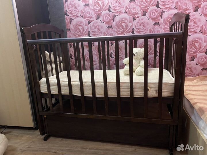 Детская кроватка с маятником