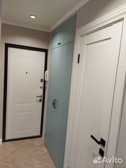 Шкаф встроенный в нишу для прихожей