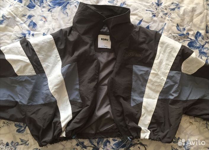 Женская короткая ветровка