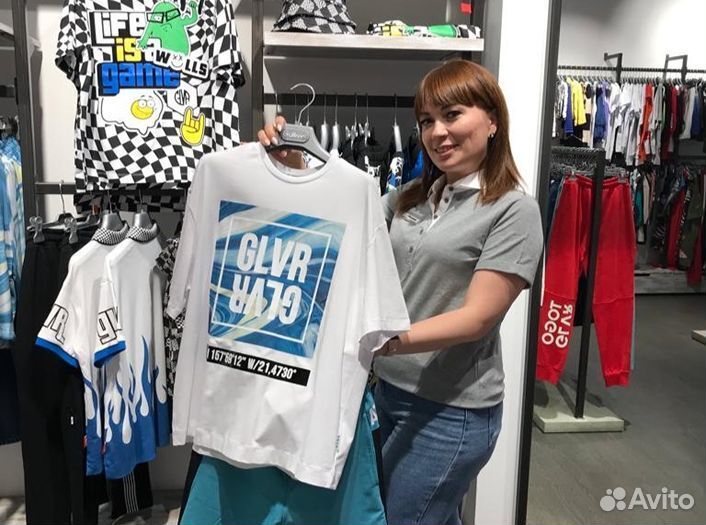 Продавец в детском магазине брендовой одежды и обу