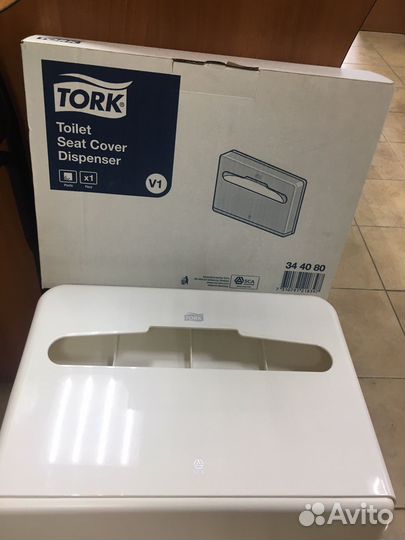 Tork диспенсер для покрытий на унитаз