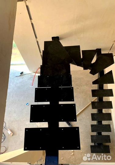 Металлические лестницы с поворотом