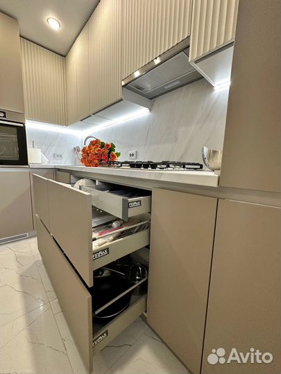 Угловая кухня под потолок на заказ в Новосибирске