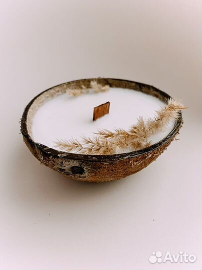 Ароматическая свеча в кокосе