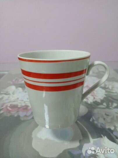 Фарфоровые чашки и бокалы