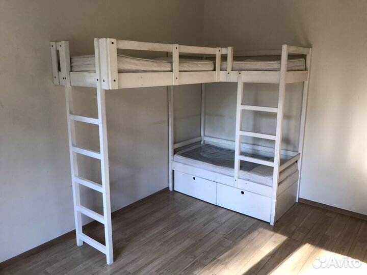 Детская двухъярусная кровать для троих детей