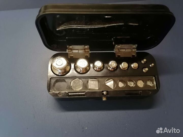 Набор калиброванных гирь с подвесными весами