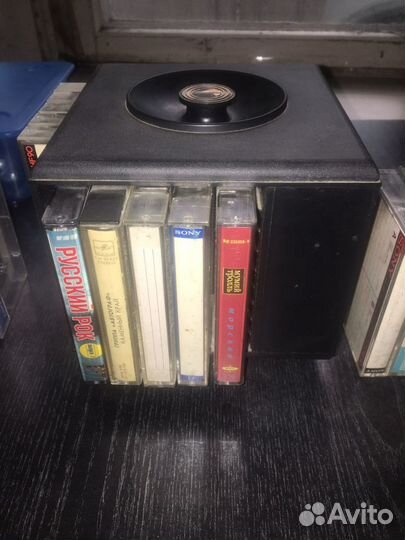 Стойка для аудиокассет и аудиокассеты