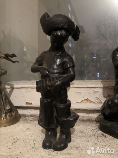 Статуэтки чугу, бронза