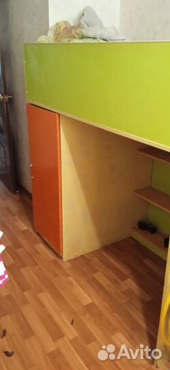 Детская кровать, стол, полки