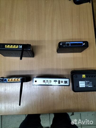 Четыре роутера и одна тв приставка