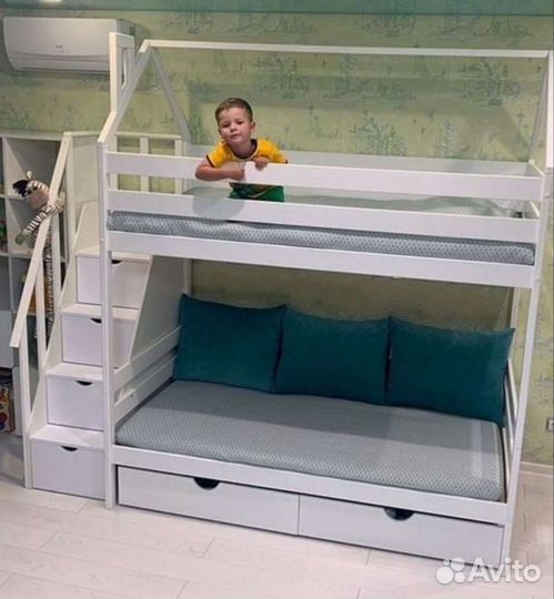 Двухъярусная кровать в наличии с лестницей комодом