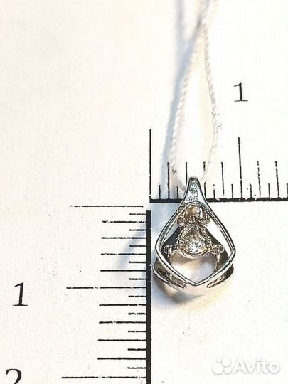 Золотая подвеска с камнем