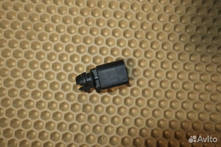 Датчик температуры воздуха 8Z0820535 Volkswagen